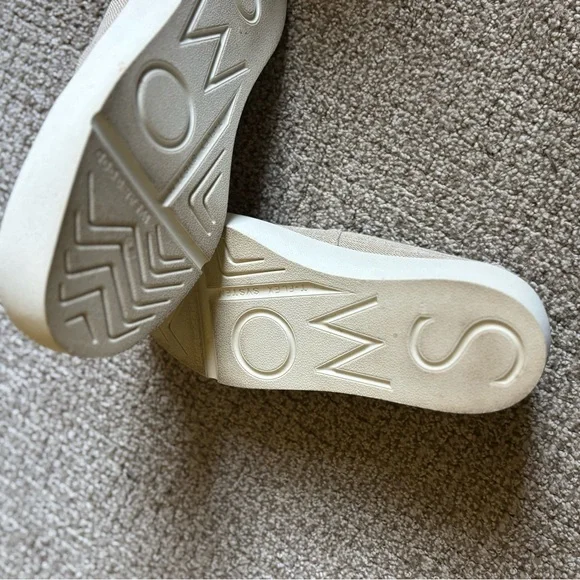 Toms Beige Flats - Picture 3 of 3